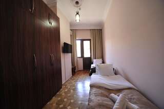 Гостевой дом Globus Hostel and Guest House Batumi Батуми Номер Делюкс (для 2 взрослых и 1 ребенка)-9