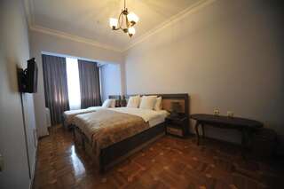 Гостевой дом Globus Hostel and Guest House Batumi Батуми Семейный номер с видом на сад-3