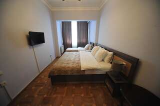 Гостевой дом Globus Hostel and Guest House Batumi Батуми Семейный номер с видом на сад-4