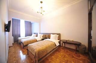 Гостевой дом Globus Hostel and Guest House Batumi Батуми Семейный номер с видом на сад-5