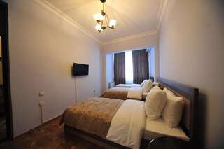 Гостевой дом Globus Hostel and Guest House Batumi Батуми Семейный номер с видом на сад-6