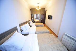 Гостевой дом Globus Hostel and Guest House Batumi Батуми Семейный номер с видом на сад-7