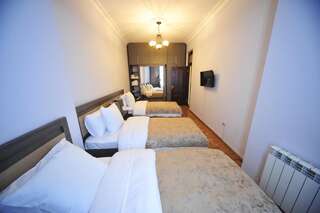 Гостевой дом Globus Hostel and Guest House Batumi Батуми Семейный номер с видом на сад-8
