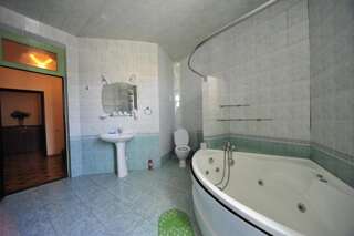 Гостевой дом Globus Hostel and Guest House Batumi Батуми Семейный номер с видом на сад-10