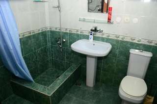 Гостевой дом Globus Hostel and Guest House Batumi Батуми Кровать в общем 6-местном номере для мужчин и женщин-1