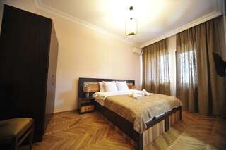 Гостевой дом Globus Hostel and Guest House Batumi Батуми Двухместный номер Делюкс с 1 кроватью или 2 отдельными кроватями-2
