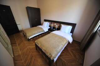 Гостевой дом Globus Hostel and Guest House Batumi Батуми Двухместный номер Делюкс с 1 кроватью или 2 отдельными кроватями-5