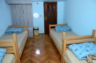 Гостевой дом Globus Hostel and Guest House Batumi Батуми Кровать в общем номере для женщин с 4 кроватями-3